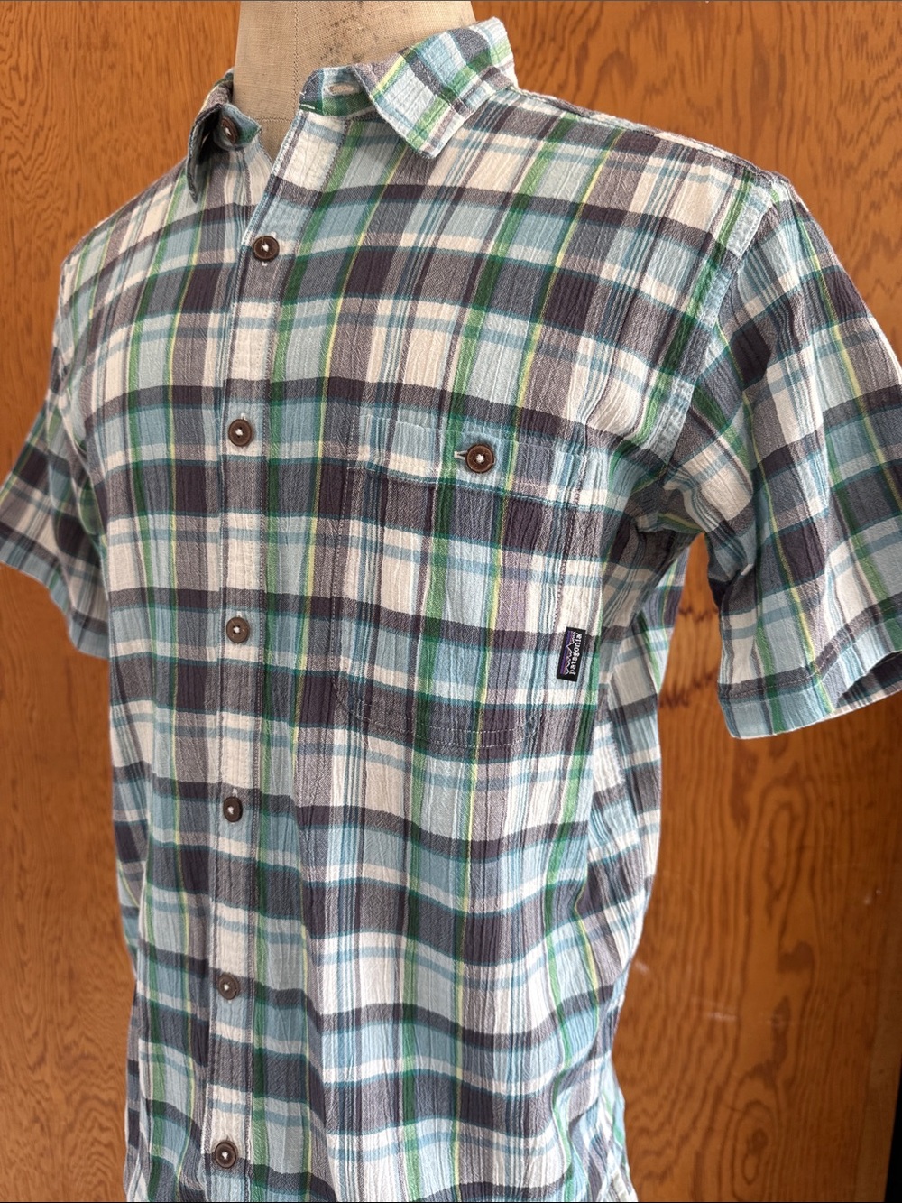 Men’s size Large Patagonia Short-Sleeve Button-Down Shirt Green Blue White Plaid